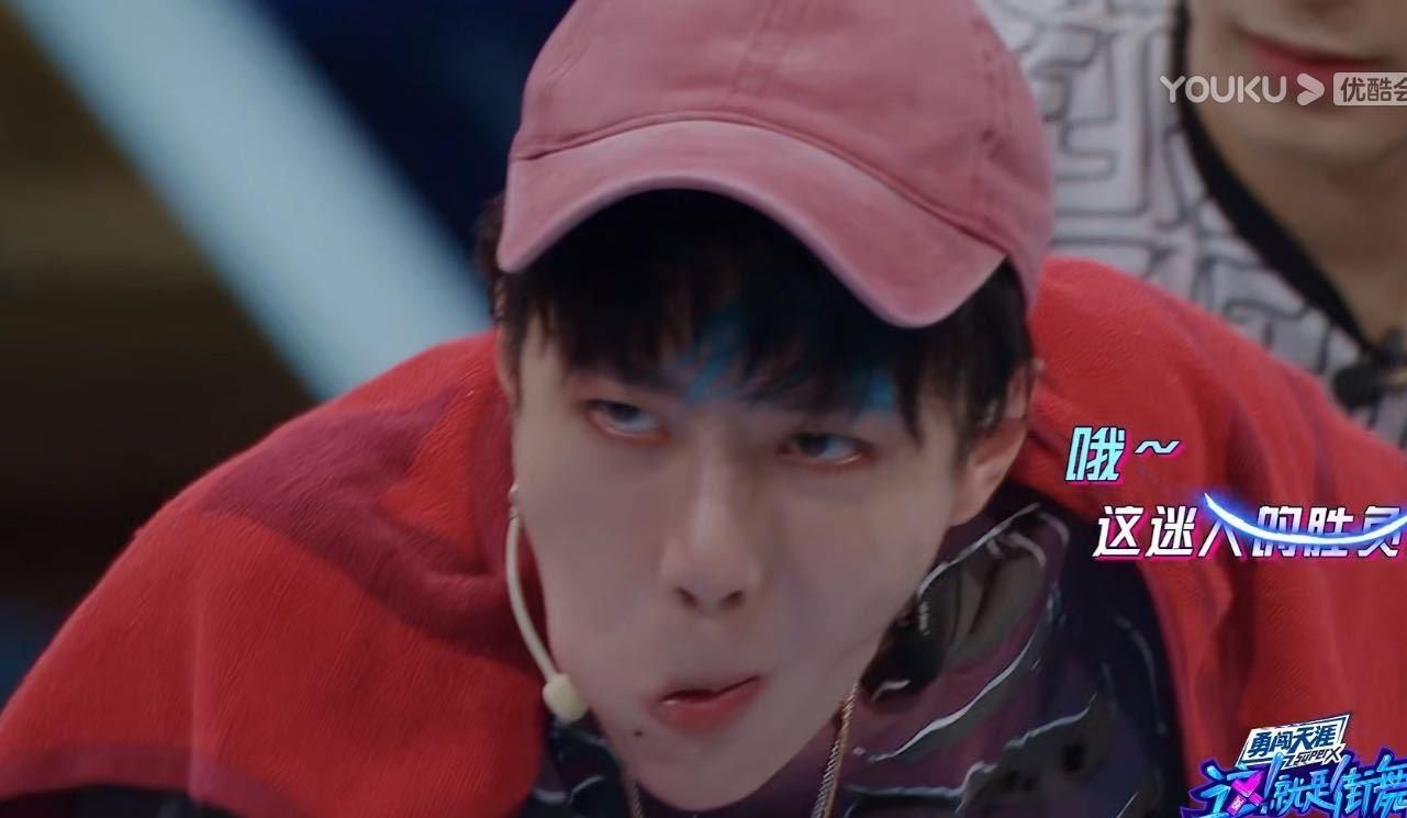  噎到|王一博《街舞》趴地上吃馒头，不嫌弃喝队友剩水，太干差点噎到