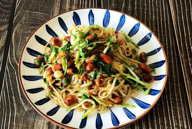 老少|炎热的夏天来上一碗凉拌面,清爽不油腻,老少都爱吃