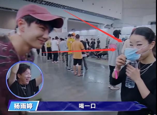  王一博|王一博按照黄渤要求，去牵女学员的手，当两人对视时，谁注意一博的反应？