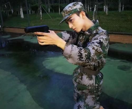  十指|《青3》面试路透，两弟弟走路牵手十指相扣，赛前就自组CP，为事业太努力