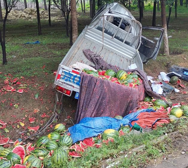  高速|西瓜烂了一地，京港澳高速进京方向南岗洼路段发生一起交通事故