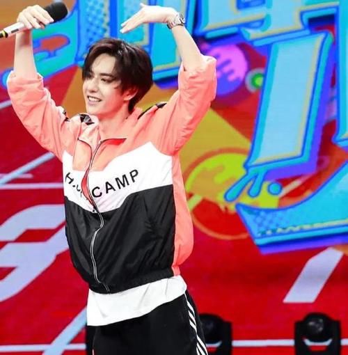  王一博|王一博battle时太激动，表情夸张吓到网友，粉丝都看不下去了