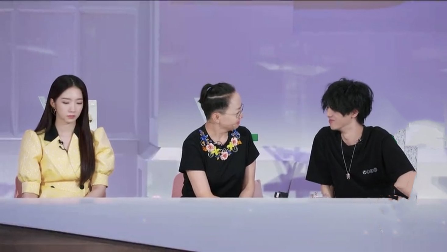  距离|华晨宇和每个女明星都保持距离，唯独对她很主动，网友：意料之外