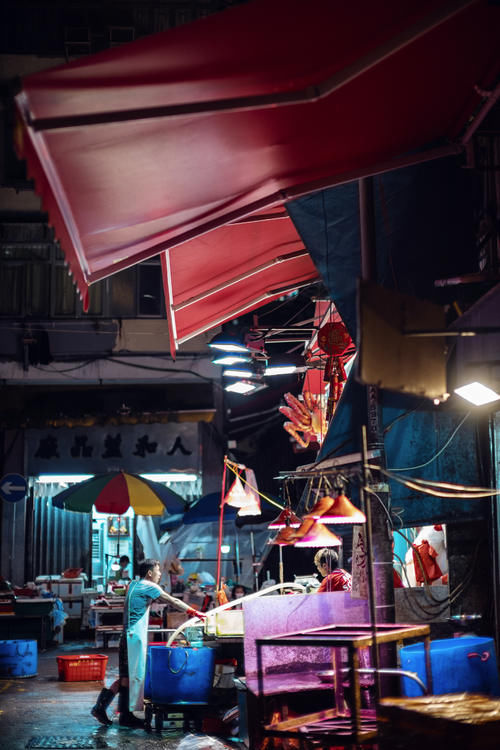  上观|上观直击香港|走进疫情大暴发下的香港劏房，看到底层市民令人痛心的一幕