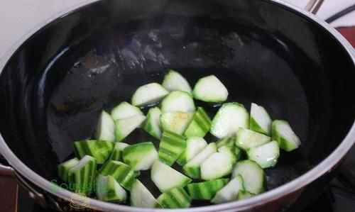  丝瓜炒肉|进入8月，夏天吃这瓜，加肉鲜香味美，营养全面