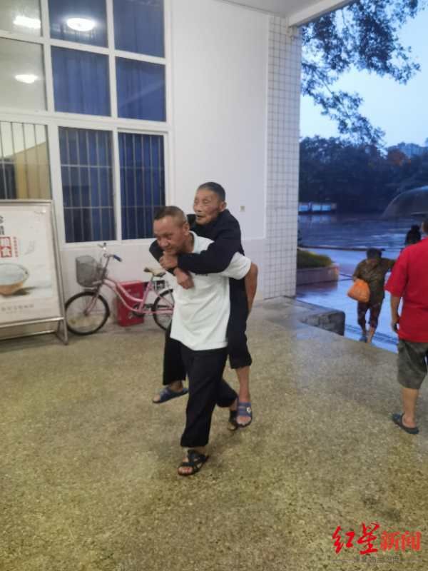 公交车|大雨中，公交车司机的这个举动很暖心……