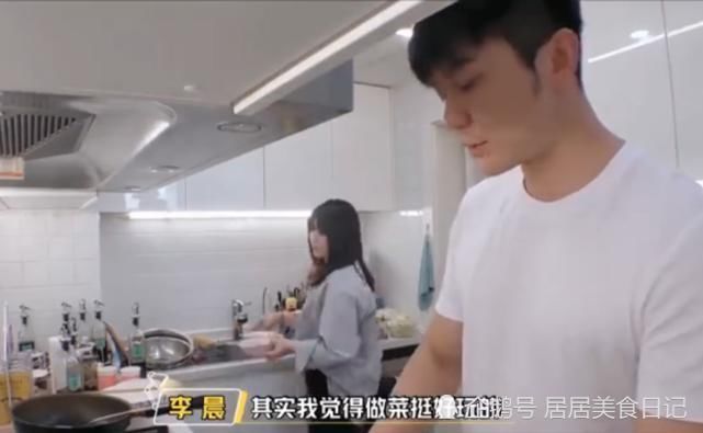  看清|李晨请工作人员吃饭，看清桌上吃啥菜，网友怒喊还不如不请