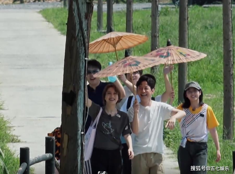 嘉宾|何炅带头挖未成熟的藕?《向往的生活》最后一块遮羞布被揭开!