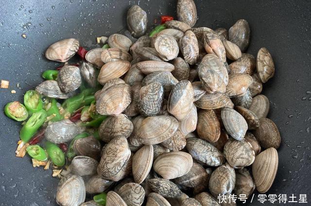家里|中秋节家里来客人，买了2斤花蛤，做了个辣炒花蛤，口感香辣过瘾