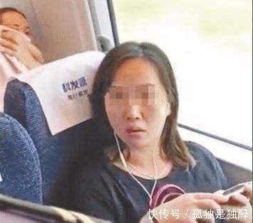 火车|网传俩女孩占火车过道铺床照片, 12306 过道不能占用！