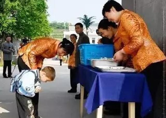 乘客|地铁上姐弟俩的坐姿，让乘客竖起大拇指，这才是“富养”出的孩子