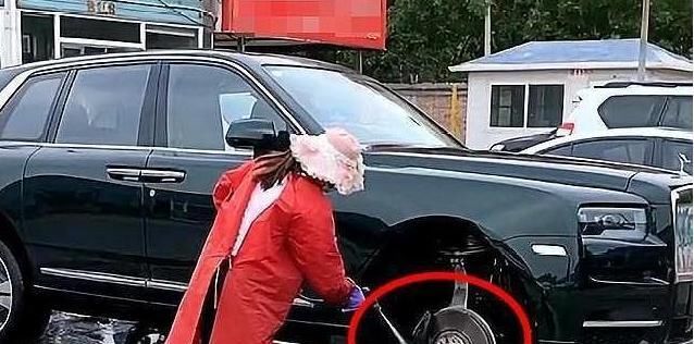 用钢丝球刷|600万劳斯莱斯送去洗车，洗车工拿出钢丝球，车主很紧张