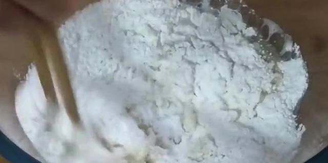  做法|跟大家分享酥饼的好吃做法，不用排队买，也不用烤箱，教你在家做