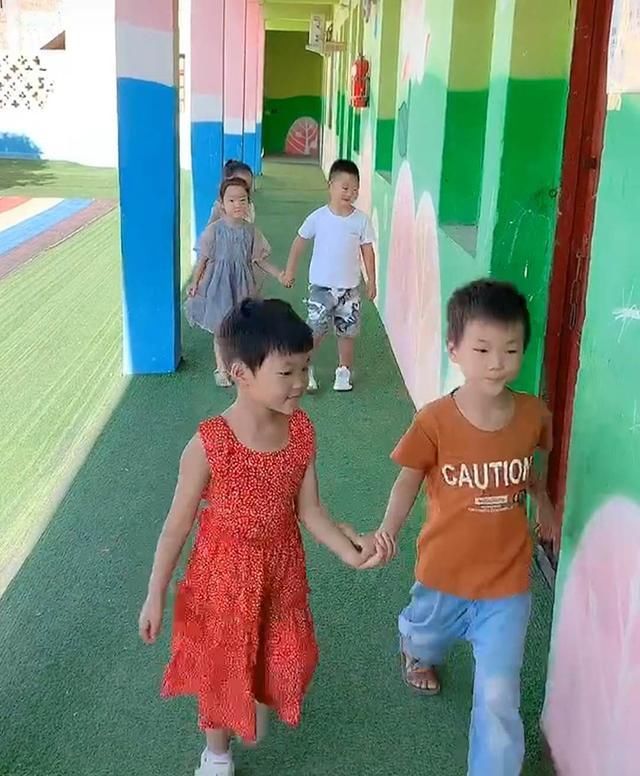 开学|开学老师分配同桌,一个女孩落单,小帅哥暖心“救场”获老师点赞