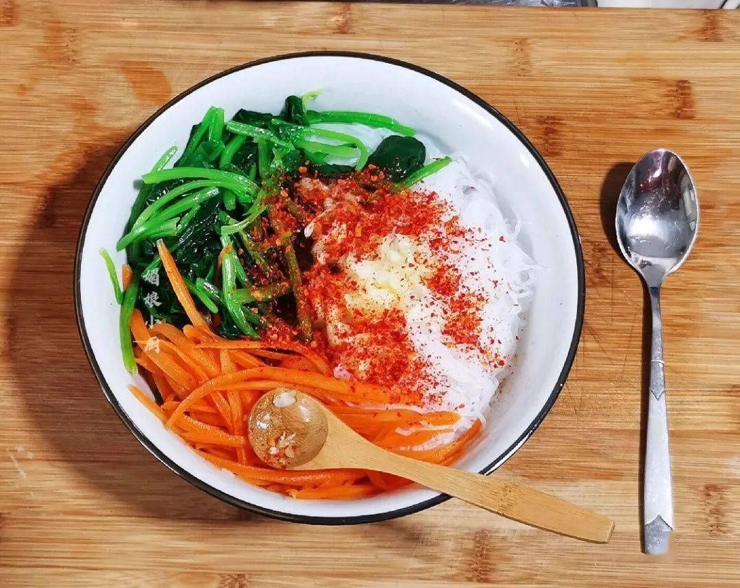 花椒|低脂的菠菜胡萝卜拌粉丝的做法，香辣开胃，口感Q弹！