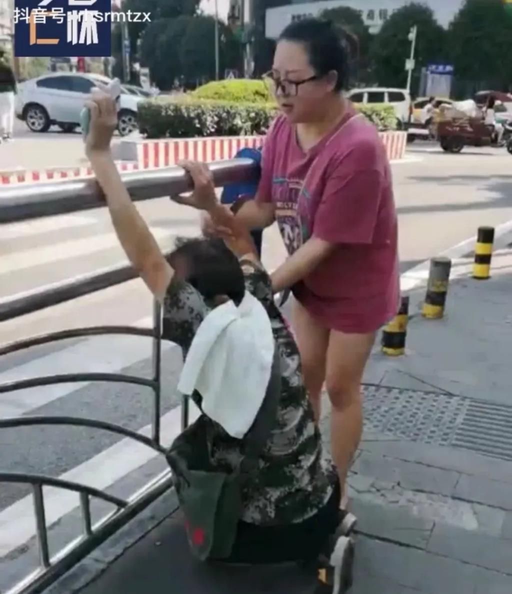  扶起|主播说 | 扶起的不仅是人，还有向善的人心