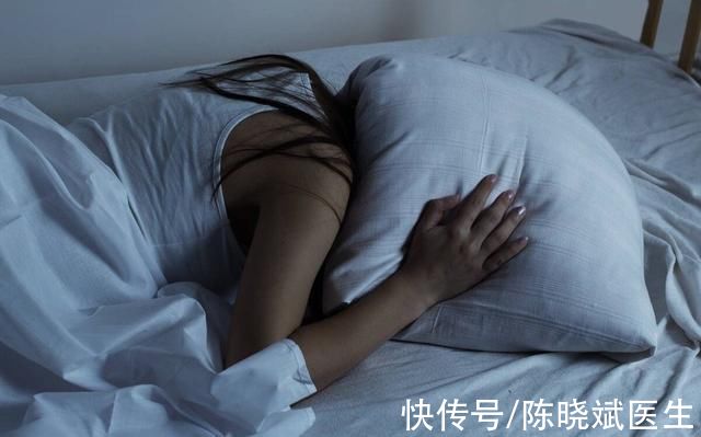 中医有4个方法能缓解失眠(老中医教你3个“失眠法宝”，经常失眠、爱做梦的，不妨都试试)