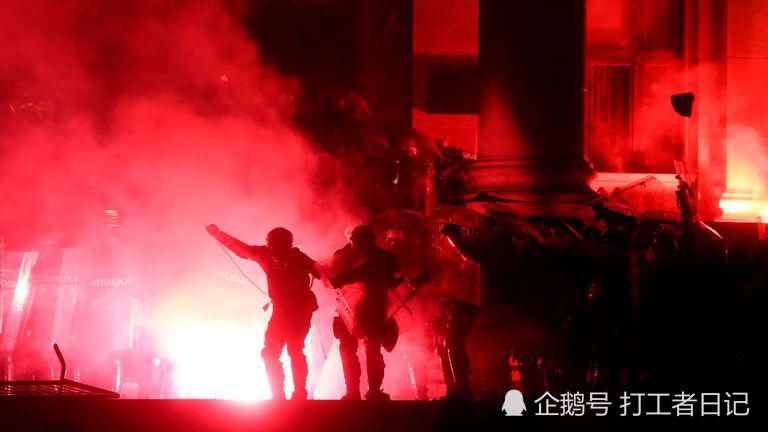 试图|塞尔维亚:抗议者试图冲击贝尔格莱德议会大楼,警方发射催泪瓦斯