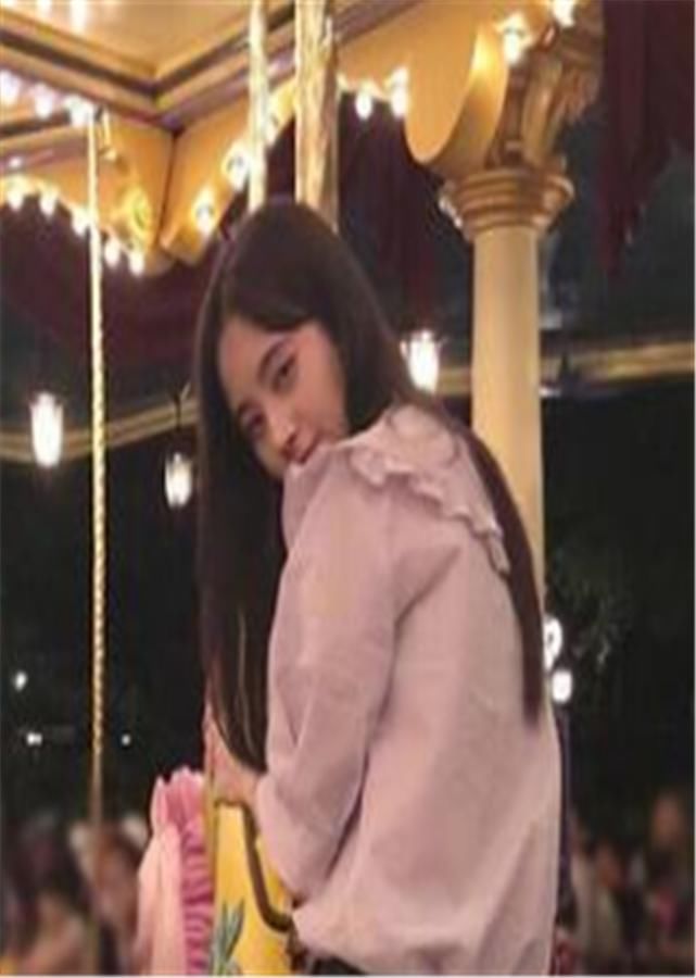  旋转|同样是女星坐旋转木马，关晓彤大长腿霸屏还不够？看到热巴：是心动啊！