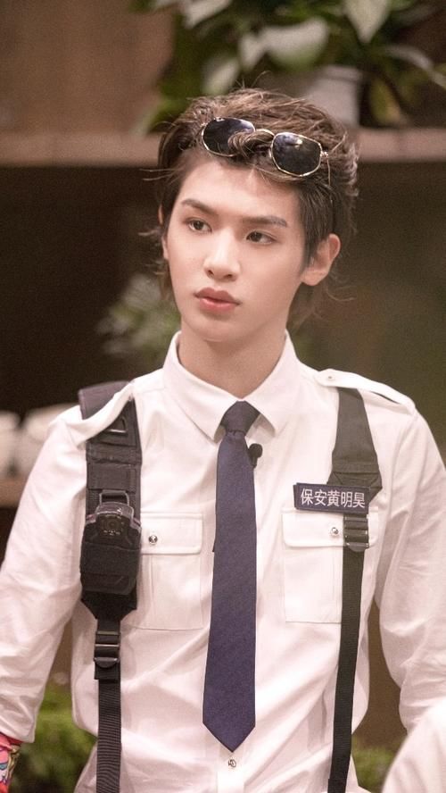  男孩|海浪来时黄明昊一把抱起安崎，那一刻我看到了一个十八岁男孩的担当