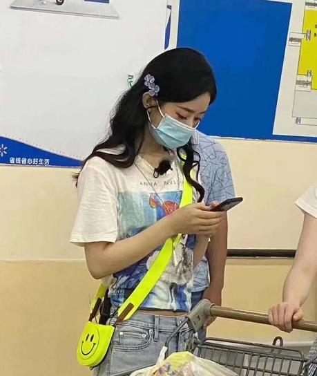  生图|赵丽颖《中餐厅》再曝路透，买食材秀小蛮腰生图惊艳，生过孩子是认真的吗