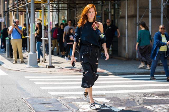 穿搭|别再穿“阔腿裤”了,很土!今年都在穿的是“倒装裤”,遮肉