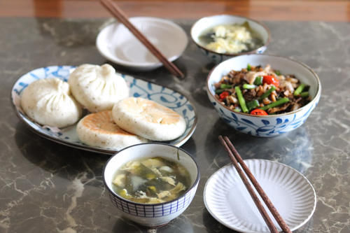 母女俩|母女俩的极简午餐，一晒朋友圈就走红，网友：夏天就该这样吃