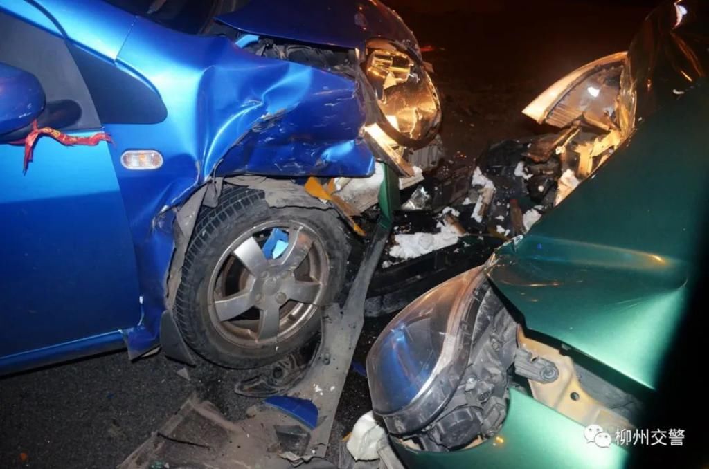  事故|桂B小轿车为避让电动车，竟撞向对向出租车！全责！