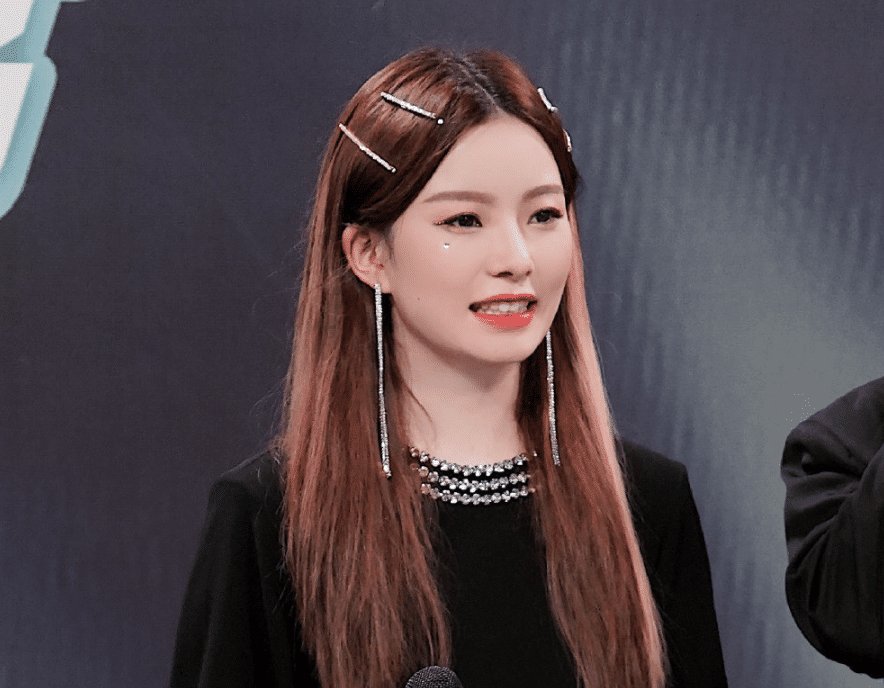  憨小圆|“有麦狂小璇, 无麦憨小圆”, 陈卓璇在《炙热》拿到麦, 再度爆红