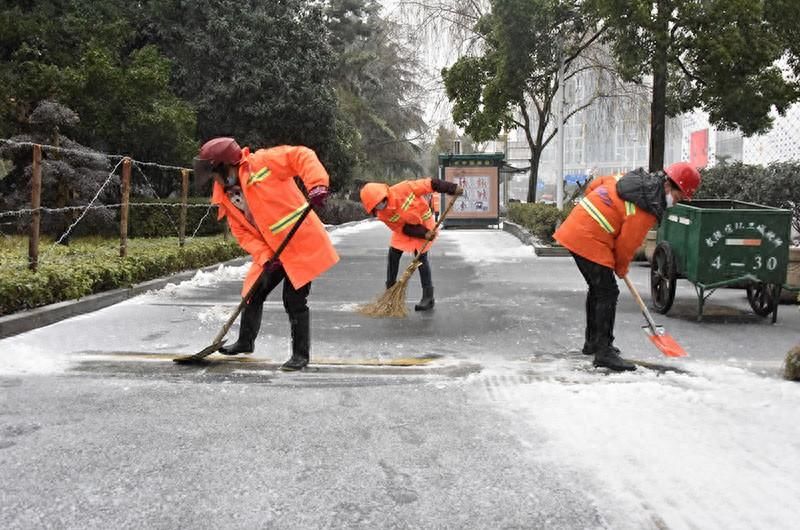 湖南武陵：众志成城战风雪 清扫冰雪暖人心