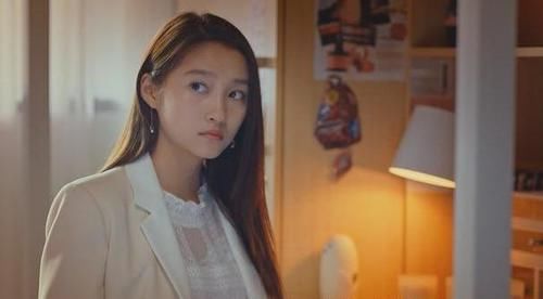  壮实|关晓彤再次证明肩宽骨架大吃大亏，《二十不惑》她身板太显壮实了