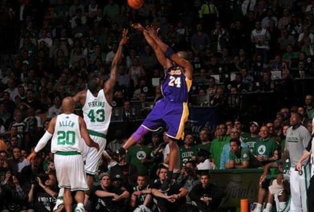  中学生|悲剧！中国中学生模仿科比美如画投篮，由于幅度过大，意外坠楼