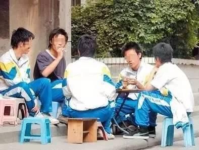 一世|30多名女学生为争“一姐”街头约架斗殴：少年，一时放纵，一世全毁