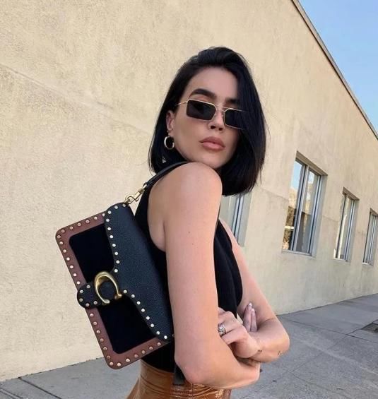 高级有质感|还在背水桶包吗？今年流行的可是“腋下包”，谁背谁好看