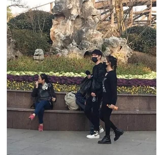  冯绍峰|杜华当众提冯绍峰前女友名字，赵丽颖只说了两个字！秒登热搜第三