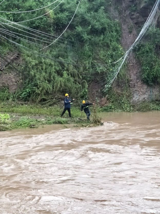  内江|内江移动的“泥腿子”们，冲在了通信抢险的第一线！