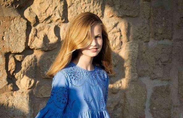  接受|西班牙王后育儿有道，爱美小公主大方接受自身缺陷，大胆露出伤疤