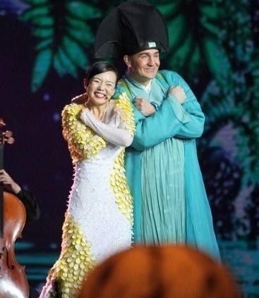  不配|龚琳娜疑似内涵华晨宇不配拿“歌王”，力挺周深祝福越来越好