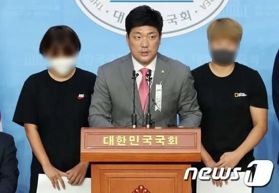 哭诉|韩国女将遭施暴自杀，其父哭诉：报警5个月都没人管
