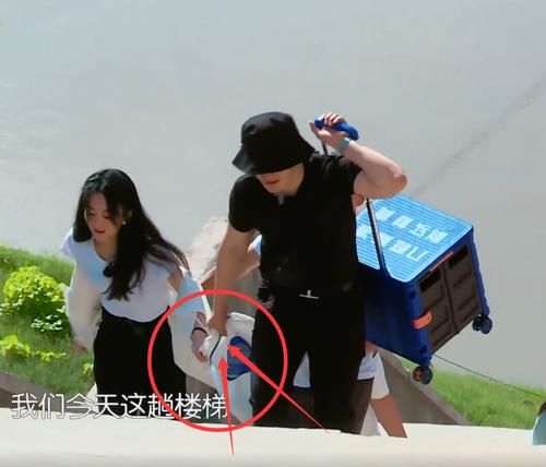  避嫌|赵丽颖走不动路，谁注意黄晓明拉她的手部动作，太会避嫌了