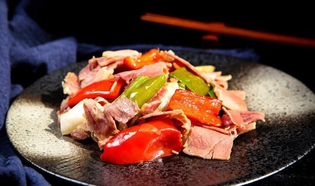 下锅|做青椒炒肉,别急着下锅,多这一步,炒出来的肉又鲜又嫩还入味