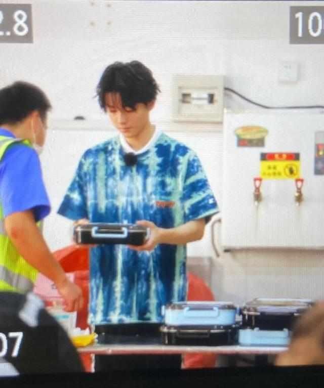  黄晓明|《中餐厅》给武汉抗洪前线送爱心餐，黄晓明做的红烧肉被赞好吃