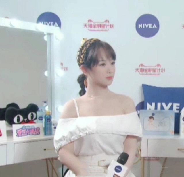  喊话|杨紫近期活动照曝光，网友纷纷喊话：换个造型师吧！