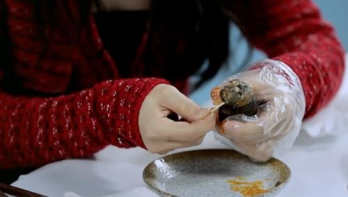  挽回|赵丽颖吃超大田螺，谁注意王一博小声说的啥？帮赵丽颖挽回了面子