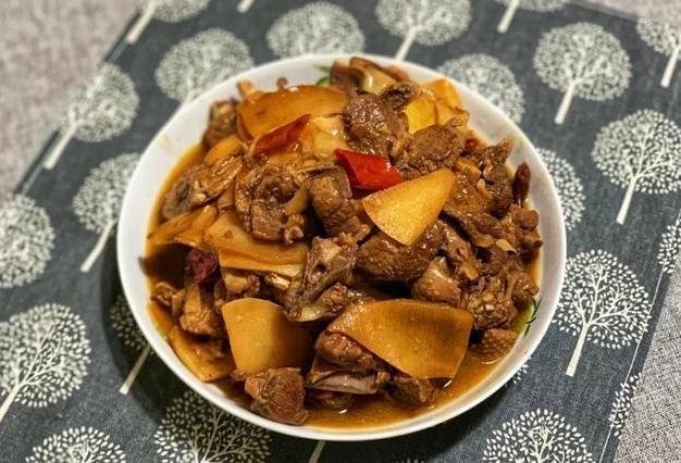  香辣|风味独特的家常菜，烧鸭肉要放这些、才美味，香辣爽口无腥味