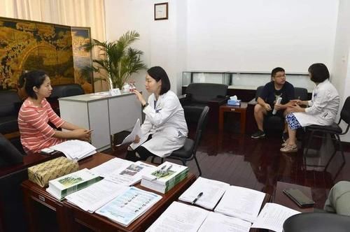 同学|女孩因一直戴“头套”上学,受尽同学嘲笑,摘下头套后众人沉默了