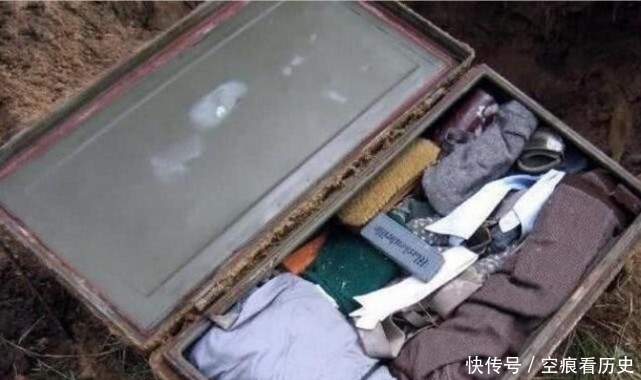 德国|挖土党发现德军私人物品，雪茄和酒没有损坏，打仗生活质量也不差