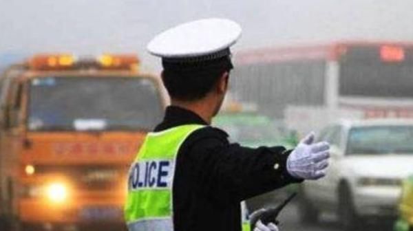  提醒|明明闯了“红灯”，为何迟迟没收到违章提醒信息？看完你就明白了