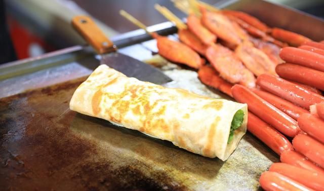 灌饼|在家学做鸡蛋灌饼,只需一个小技巧,个个松软鼓大包