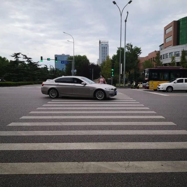 路口|曝光！平谷区医院路口行人闯红灯，你认识吗？